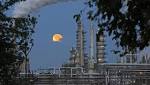 Harga Minyak Dunia Dekati 82 Dollar AS Per Barrel