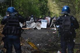 Les zadistes y ont constitué une vie de village. Notre Dame Des Landes Une Evacuation D Un Squat Sur La Zad