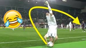 Dilakukan di daerah sudut lapangan karena bola melewati garis gawang setelah menyentuh pemain bertahan. Begini Penampakan Lemparan Bola Terjauh Akrobatik Jadi Gol Berkelas Youtube