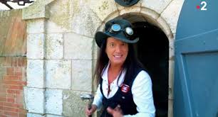 Mais alors que l'artiste a été écarté par la chaîne pour cette saison, francis lalanne menace de créer désormais sa propre émission. Oups Elodie Gossuin Derape Et Embrasse Francis Lalanne Sur La Bouche Dans Fort Boyard Programme Tv