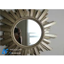 Hiasan dinding kamar yang minimalis mungkin terkesan sepele, tapi kalau rumah tidak memiliki hiasan dinding, baik di kamar maupun di ruang tamu, rasanya ada yang kurang. Cermin Hiasan Dinding Minimalis Murah Modern Titanium Mebel Jepara Jati Minimalis Anggun Jati Furniture
