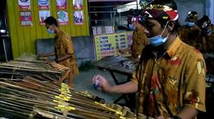Alat musik berdasarkan sumber bunyinya sunting sumber idiofon, adalah alat musik yang sumber bunyinya berasal dari bahan dasarnya. Alat Musik Tradisional Angklung Bergema Di Pelataran Pasar Wonomulyo Polewali Mandar Youtube