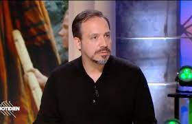 Pourtant, c'est d'abord vers la musique qu'il se tourne pour ses études. Daily Viewers Go Completely Crazy When Alexandre Astier Tells The Synopsis Of The Movie Kaamelott Trying