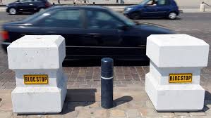 Parking extérieur et couvert à 2 kilomètres de l'aéroport de nantes. Il Coince Les Caravanes Qui Squattent Son Terrain Avec Un Gros Bloc De Beton Figaro Immobilier