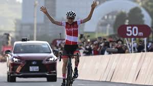 Alors que les principales favorites se sont très longtemps regardées, anna kiesenhofer a cru en ses chances et remporte en solitaire le titre olympique de cyclisme sur route. Dbfpfj95rr1wym