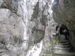 Zudem ist die klamm nur während der schneefreien jahreszeit begehbar. Durch Das Hollental Hollentalklamm Auf Die Zugspitze