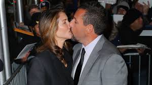 According to celebrity net worth, sandler has been in over 50 major studio releases since he left saturday night live in 1995. Selten Adam Sandler Kusst Seine Jackie In Offentlichkeit Promiflash De