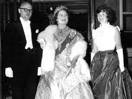 Jej projekty stworzone są dla kobiet, które w najpiękniejszym okresie swojego życia. History Through Our Eyes June 11 1962 A Visit From The Queen Mum Montreal Gazette