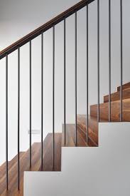 Einfamilienhaus In L Form Mit Uberdachter Terrasse Website Modern Stair Railing Interior Stair Railing Modern Staircase