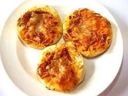 Mini Pizza Ab 10 Monate Quark Mehl Tomatenmark Mozarella Rezepte Kochen Fur Kleinkinder Kochen Fur Baby