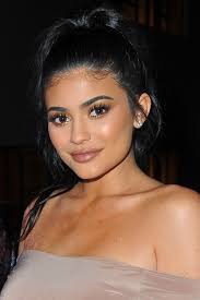 Kylie jenner, 23, has revealed her daily makeup look takes three and a half hours to complete! Kylie Jenner S Beauty Evolution Best Hair And Makeup Looks Teen Vogue