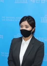 민족사관고등학교를 조기졸업한 뒤 카이스트에 입학했다 중퇴, 다시 고려대학교 입학 후 독학사로 법학사를 취득. ê¹€ì†Œì—° ë³€í˜¸ì‚¬