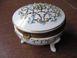 Vintage porcelain heart jewelry box do you love someone japan joan walsh. Footed Trinket Box Has 3 Legs And A Hinged Lid Gold Deocrations Accented With Yellow And Blue Enamel Dots Dekor Kutular Taki