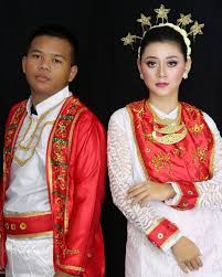 Pakaian tradisonal melayu perak selain berbaju melayu teluk belanga, ia dipadankan dengan tengkolok potongan rendah. 9 Jenis Pakaian Adat Maluku Beserta Penjelasannya Guratgarut