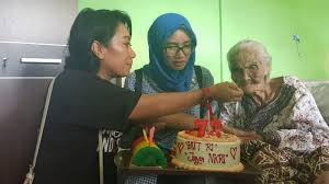 Kue ulang tahun anak unik. Rayakan Kemerdekaan Di Panti Jompo Nenek Berusia 120 Tahun Ini Potong Kue Tart Tribun Kaltim
