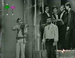 Da 4 marzo 1943 a piazza grande, passando poi, a sorpresa, entra lucio dalla e insieme duettano sulle note di canzone. Antiwar Songs Aws 4 Marzo 1943 Gesu Bambino