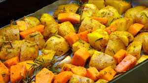 Invece del rosmarino si possono usare origano o timo. Tocchetti Di Patate E Zucca Al Forno Con Rosmarino E Origano