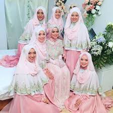 Check out our bridesmaid selection for the very best in unique or custom, handmade pieces from our bridesmaids' gifts shops. 10 Inspirasi Gaun Kebaya Bridesmaid Berhijab Sopan Dan Jauh Dari Kesan Berlebihan