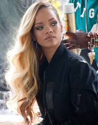 Rihanna Nin Dalgali Sari Saclari Sac Guzelligi Uzun Sac Sac Sekilleri