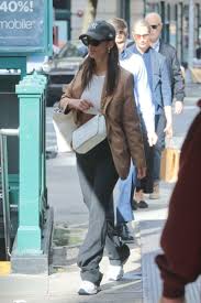 All The Different Ways Emily Ratajkowski Styles Her White Sneakers In 2020 Emily Ratajkowski Style Emily Ratajkowski Outfits Workwear Chic