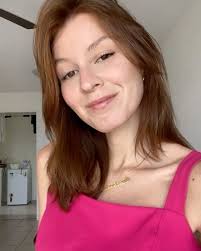 Ontem lendo diversos textos sobre o dia da mulher me peguei revisitando  memórias de uma antiga Ana Beatriz que já existiu. , Ela era sonhadora e  adorava enxergar as coisas bonitas da vida. Depois ela ...