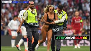Datum, plaats en tijd eindstrijd en uitslag na afloop. Liverpool Vs Tottenham 2 0 Hot Girl Invades Pitch During Champions League Final Madrid 2019 Hd Youtube