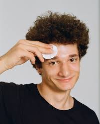 Можно ли пользоваться тониками с кислотами в летнее время? Да, можно! Но с  осторожностью. Вот несколько наших хаков: 1. Время использования: кислотный  тоник — твой вечерний супергерой! Кислоты могут повышать чувствительность  кожи