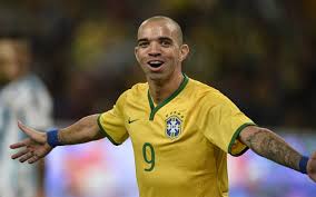 In the game fifa 19 his overall rating is 76. Video Brazil 2 0 Argentina Neymar Beats Lionel Messi As Diego Tardelli Steals The Show Caughtoffside