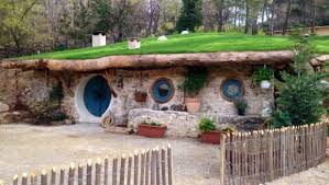 Revivez Le Seigneur Des Anneaux En Dormant Dans La Taniere De Bilbo Maison De Hobbit Maison Hobbit Maisons Souterraines