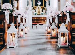 So Dekorieren Sie Den Weg Zum Traualtar Originell Und Romantisch Boho Hochzeit Kirchen Deko Hochzeit Kirchendeko Hochzeit