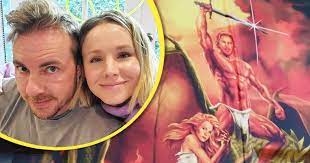 Dax shepard, as you must know, is one of the hosts of top gear america (along with rob corddry and jethro bovingdon), which starts streaming again this friday, january 29. Kristen Bell Reacts To Her Depiction In Dax Shepard S Sexed Up Van Mural