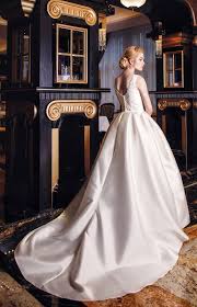 Wer einmal das hochzeitskleid von prinzessin diana live erleben wollte, hat nun die möglichkeit dazu. Brautkleid Mit Schleppe Aus Satin Massanfertigung Kleiderfreuden