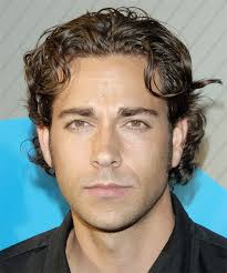 Since beginning production in january, details have slowly been eking out about the shazam! Zachary Levi Short Wavy Hairstyle