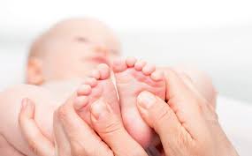 Osteopathy is a gentle treatment suitable for babies and could help soothe and relax your baby. Osteopathie Kann Reflux Babys Helfen Ausgabe 1 2020 Paracelsus Magazin