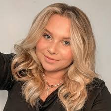 Justine Carter's Instagram, Twitter & Facebook