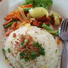 Jika biasanya telur dimasak langsung di wajan, kali ini telur yang masih mentah dicampurkan dengan. Lunch Nasi Goreng Ayam Kunyit Paling Simple