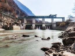 De grandes quantités d'eau s'accumulent et forment un à la sortie de la conduite, dans la centrale, la force de l'eau fait tourner une turbine qui fait à son tour comment s'appellent les centrales au fil de l'eau, ayant une puissance inférieure à 10 mw ? Amenagement Hydroelectrique De Lavey Vd