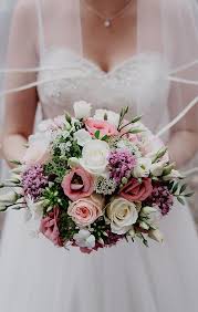 Brautstrauss Im September Ganz In Weiss Die Hochzeitsfotografen Blumenstrauss Hochzeit Hochzeit Regen Hochzeit