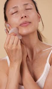 Le Gua Sha, pierre de massage visage quartz rose