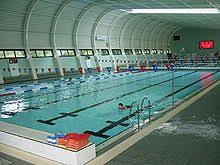 Dejlig svømmehal med 3 bassiner, wellnessafdeling, kæmpe vandrutsjebane, saunagus og meget mere. Hallenbad Wiktionary