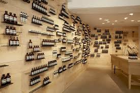Epingle Par Cecile L Sur Retail Fashion Goods Design De Magasin Design Architecte