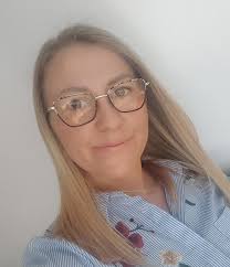 Święta za nami, co oznacza, że czas na trochę aktywności fizycznej 😎 Aby  zachęcić Was do ćwiczeń, przedstawiamy kolejną instruktorkę zajęć grupowych  🥳 Alicja jest certyfikowanym instruktorem fitness od 2020 roku. Ma