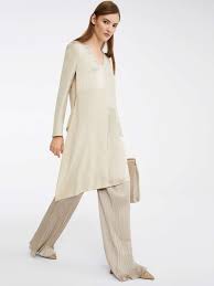Il focus del capo è il nastro in lurex incrociato in vita, a disegnare la silhouette. Abito In Georgette Di Seta Beige Marte Max Mara