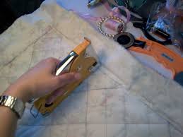 Diye merak edenler için koltuk kaplama yapılışını anlatmak istiyoruz. Evde Koltuk Kaplama Nasil Yapilir