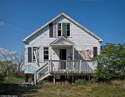 Photographer Captures Eerie Images Of Derelict Homes In America Abandoned Houses Abandoned Places Abandoned