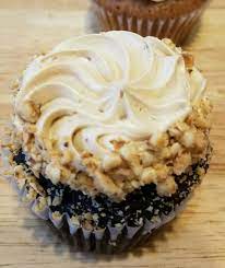 Hazelnut Cupcake From Martha S Country Bakery In Astoria Queens The Beautiful Edging Of Hazlenuts Adds Not Only A Sweet Visual Moist Cupcakes Bakery Desserts