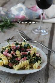 Elena, domani ho poco tempo, ma lo stesso vorrei prepararmi un piatto veloce, ma gustoso….cosa mi consigli? Pasta Con Rucola E Pancetta Gioie In Cucina