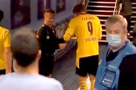 Jadon sancho was among the many observers questioning referee ovidiu hategan after borussia dortmund appeared to be denied a valid goal against manchester city. Erling Haaland Signs A Yellow Card For Linesman As Official Asks For Superstar S Autograph In Tunnel
