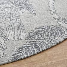 Exemple salon scandinave blanc, tapis gris, canapé bleu marine et fauteuil jaune moutarde, table basse en bois, parquet clair, deco dessin noir et. Tapis Rond Tisse Jacquard Beige Imprime Gris Anthracite D200 Paradis Maisons Du Monde