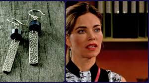 Victoria apprend par sharon que victor a proposé le poste de directeur des opérations à nicholas. Les Boucles D Oreilles Portees Par Victoria Newman Amelia Heinle Dans Les Feux De L Amour S42e05 Spotern